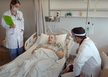 Пациент и два врача в больничной палате